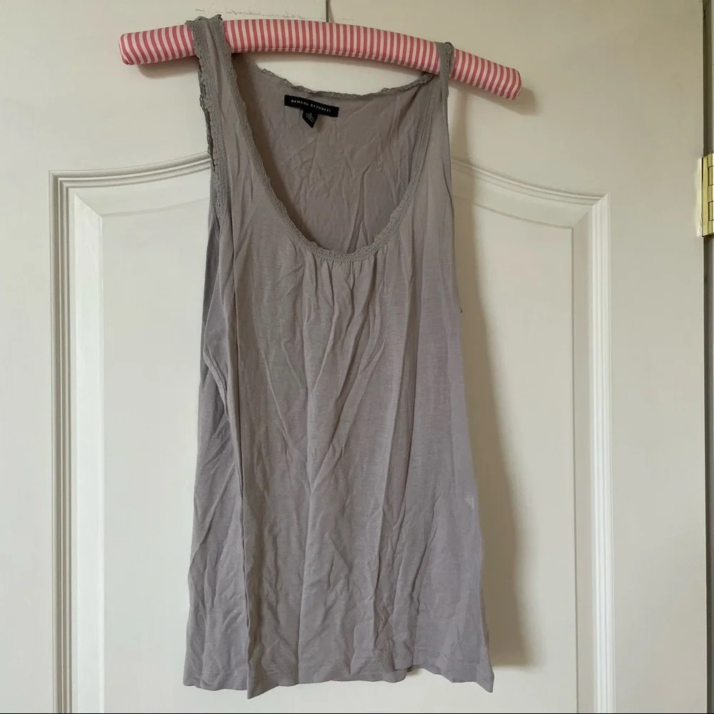Banana Republic Sleeveless Lace Trim Tank Top in Grey - Size Small